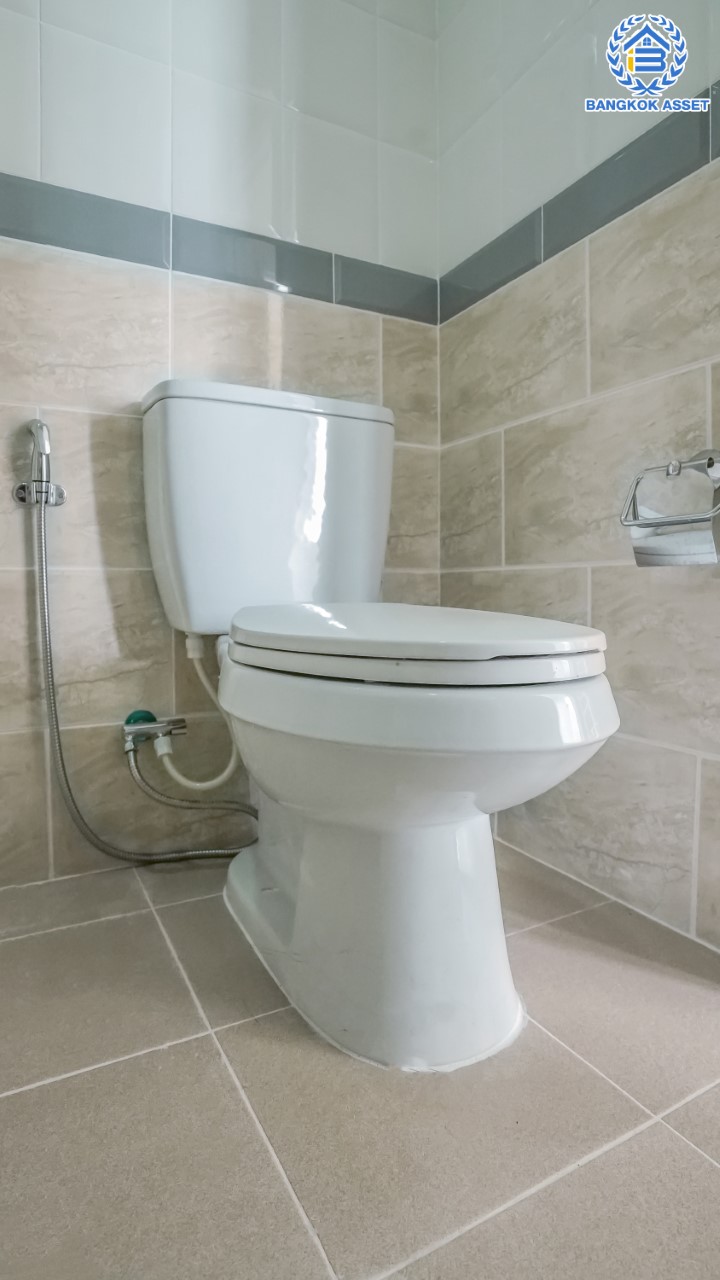 ทาวน์เฮ้าส์มือสองนนทบุรี ม.โกลเด้นทาวน์ ปิ่นเกล้า-จรัญฯ 3 ชั้น เนื้อที่ 22.6 ตร.ว. ฟังก์ชัน 5 ห้องนอน 4 ห้องน้ำ จอดรถได้ 2 คัน บนทำเลเชื่อมต่อหลายเส้นทาง ใกล้ทางด่วน "ศรีรัช" รถไฟฟ้าสายสีแดงอ่อน "สถานีบางบำหรุ" และ รถไฟฟ้าสายสีน้ำเงิน "สถานีบางอ้อ"